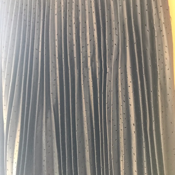 Pleated mid length leather skirt - Picture 2 of 3